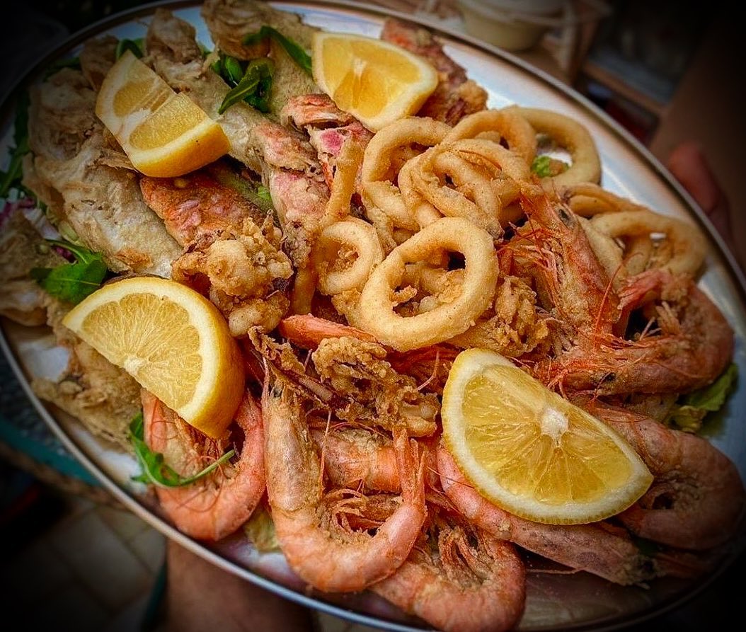 You can’t beat sharing our beautiful Fritto Misto with a refreshing glass of white wine ☀️🍤

#frittomisto #mediterranean #mediterraneandiet #italian #spanish #seafood #seafoodlovers #jq #jewelleryquarter #birmingham #brumeats #brumfood #foodblogger #bhamfoodie #bhamfood #stpaulssquare #foodies