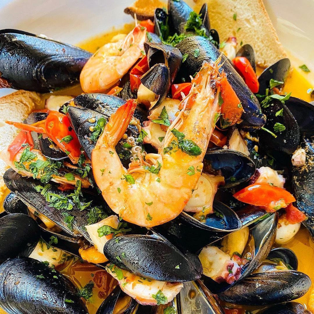 Who wouldn’t love seafood when it’s served like this 🤤😉

#seafood #stpaulssquare #jq #jewelleryquarter #restaurant #foodblogger #bhamfoodie #bhameats