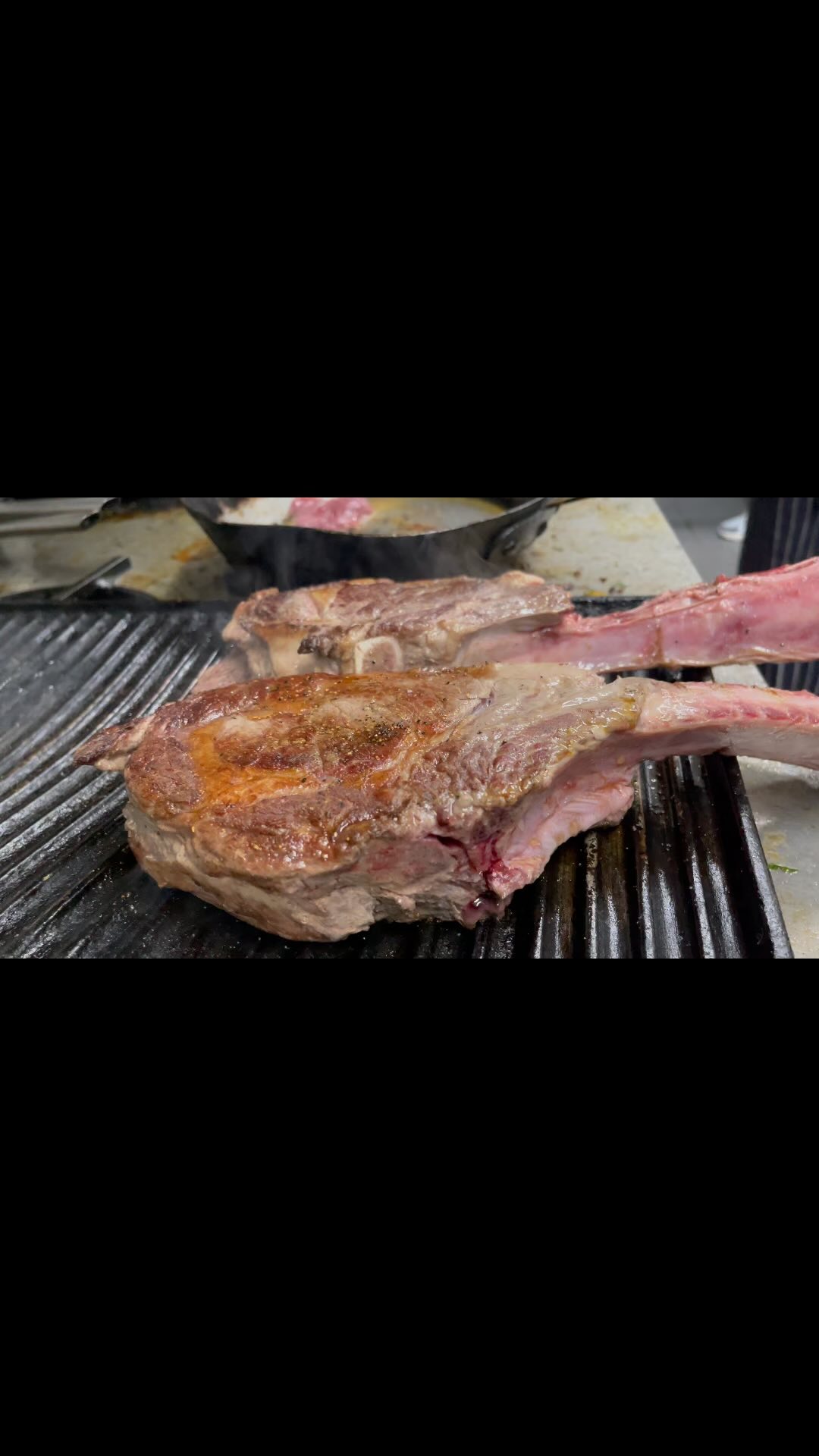 Nothing sizzles like a tomahawk 🔥🔥🥩

#steak #steakhouse #steakdinner #steaklover #steakporn #steaklovers #steakvideos #tomahawk #tomahawksteak #birmingham #jq #jewelleryquarter #stpaulssquare