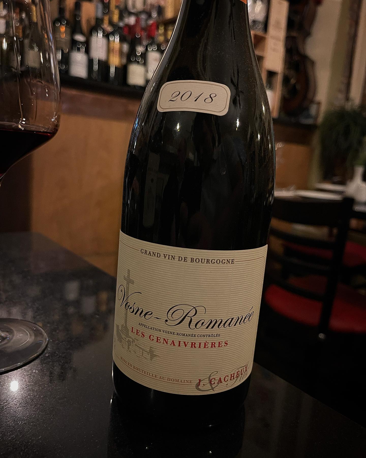 Vosne-Romanée🍷🇫🇷
The small commune of Vosne-Romanée is the Côte de Nuits’ brightest star, producing the finest and most expensive Pinot Noir wines in the world!! Come and try this beautiful wine at Locanta today 🤩

#vosneromanee #romanée #vosneromanée #redburgundy #burgundy #burgundywine #wine #winelover #winetasting #winelovers #winewinewine #winetime #wineoclock #winecountry #winebar #wineporn #winelife #birmingham #jq #jewelleryquarter #stpaulssquare #foodies